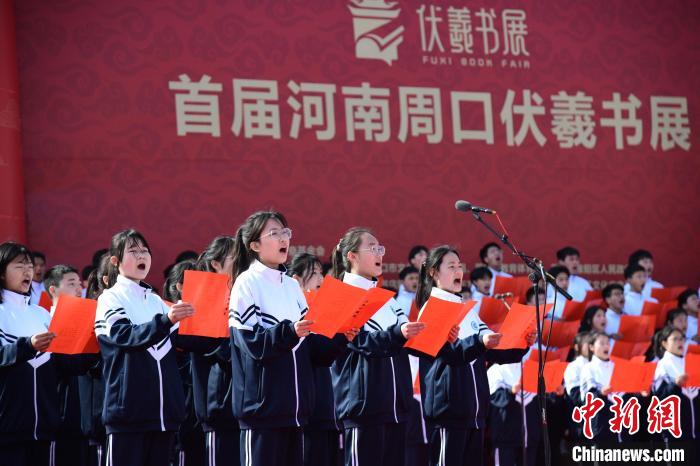 圖為學生們在開幕式上誦讀經(jīng)典?！×赫赵?攝