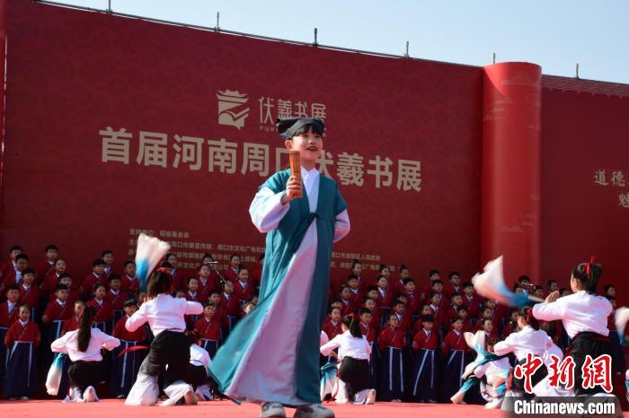 圖為學生們在開幕式上誦讀經(jīng)典。　梁照曾 攝