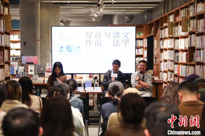 《至少還有文學(xué)》推出：在今天，我們?yōu)槭裁催€需要文學(xué)？