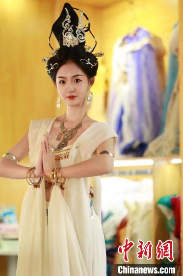 圖為身著“飛天裝”的敦煌大漠“逐舞者”奧楠。(資料圖) 敦煌市委宣傳部供圖