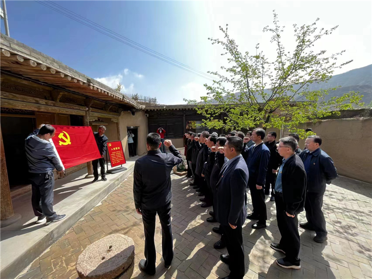 圖為臨夏州紀(jì)委監(jiān)委組織黨員干部在東鄉(xiāng)縣布塄溝黨史教育基地開展革命教育活動(dòng)，賡續(xù)紅色血脈、汲取奮進(jìn)力量、激發(fā)干事熱情。.png