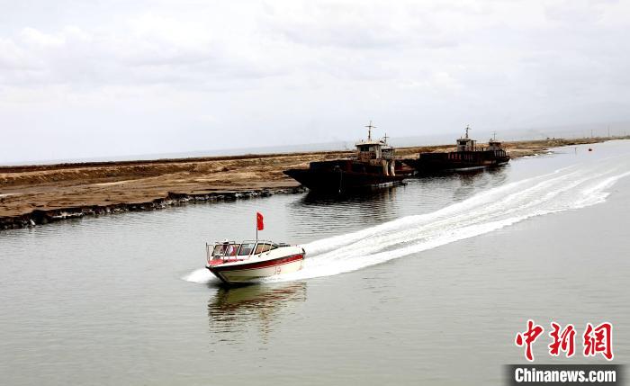 圖為茶卡鹽湖?！⊙Φ?攝