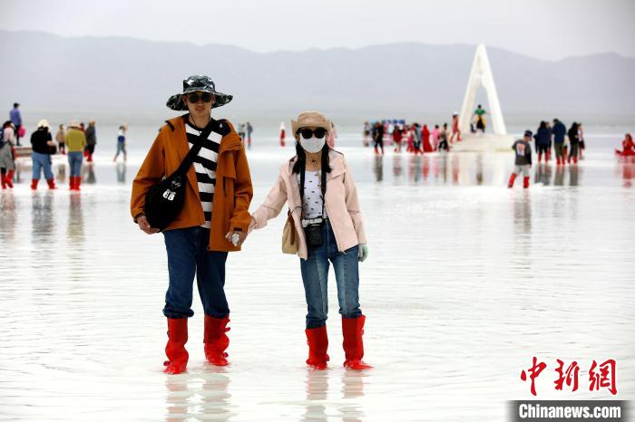 圖為游客在茶卡鹽湖之中?！⊙Φ?攝
