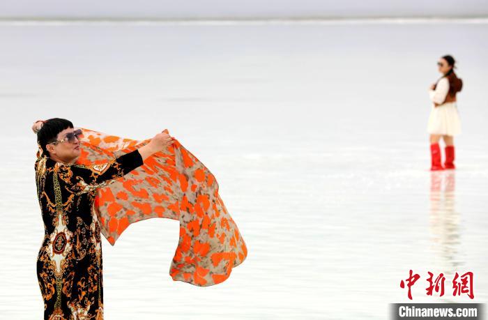 圖為游客在茶卡鹽湖拍照?！⊙Φ?攝