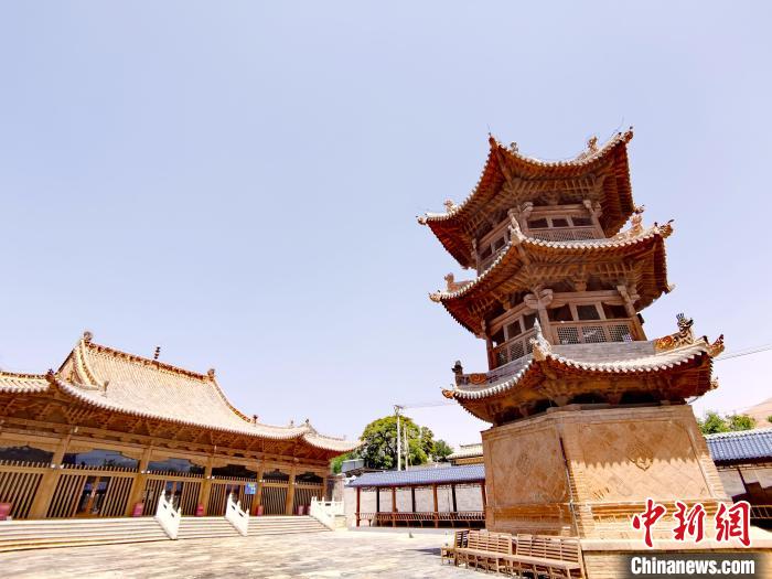 圖為阿河灘清真寺局部?！?zhí)砀?攝