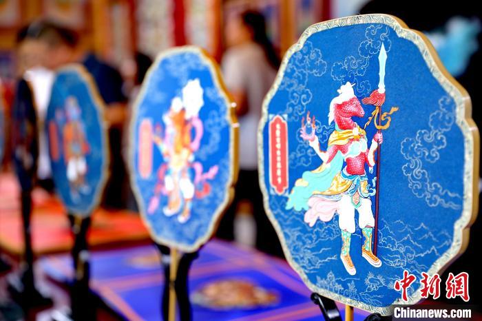 圖為唐卡延伸產(chǎn)品?！⊙Φ?攝