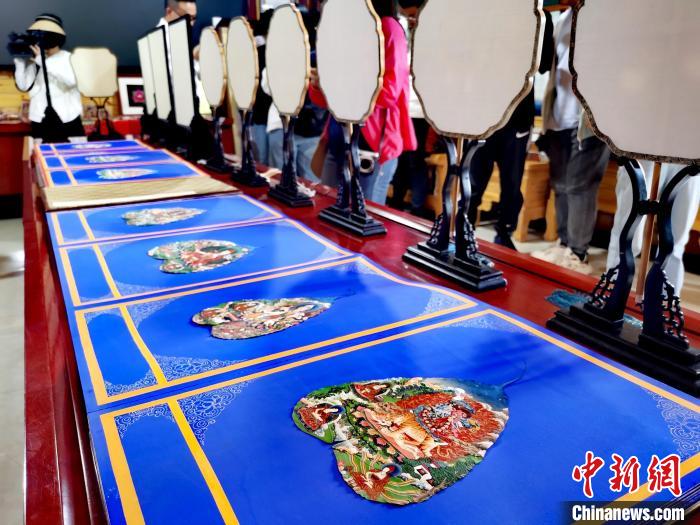 圖為唐卡延伸產(chǎn)品?！?zhí)砀?攝
