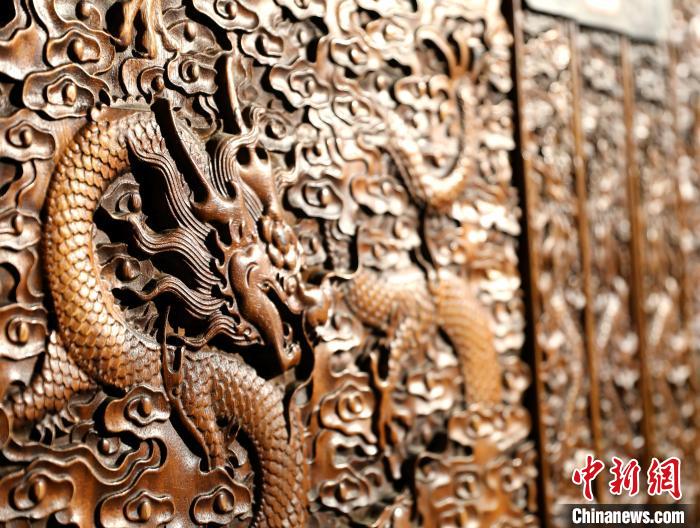 圖為青海永錄民俗博物館內(nèi)珍藏的中式家具細節(jié)展示。　薛蒂 攝