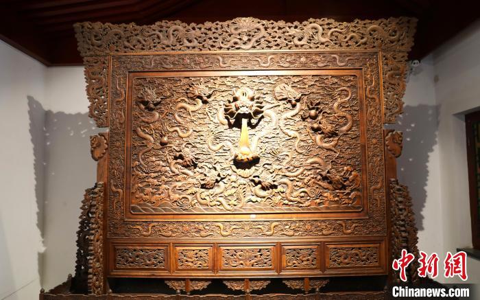 圖為青海永錄民俗博物館內(nèi)珍藏的中式家具。　薛蒂 攝