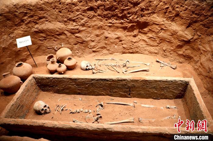 圖為河湟文化博物館復(fù)制展陳的墓葬及其彩陶陪葬品?！⊙Φ?攝