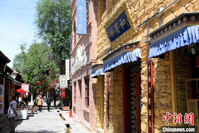 圖為平安驛·河湟民俗文化體驗地的門店?！⊙Φ?攝