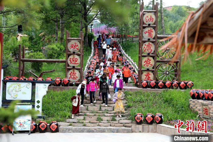 圖為油嘴灣生態(tài)文化景區(qū)的游客?！⊙Φ?攝