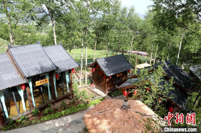 圖為景區(qū)內(nèi)依山而建的民宿?！⊙Φ?攝