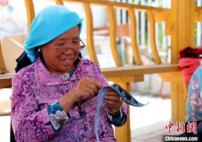 圖為繡娘在土族盤繡園內(nèi)制作盤繡?！⊙Φ?攝