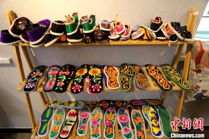 圖為盤繡作品?！⊙Φ?攝