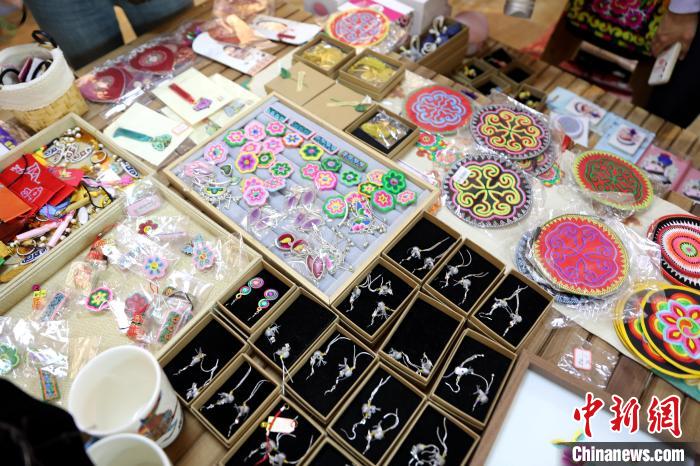 圖為盤繡作品?！⊙Φ?攝