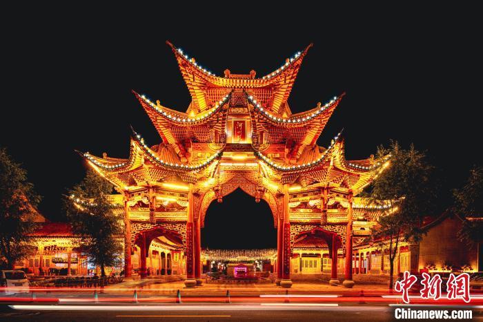 夜幕下的臨夏縣河州苑。夏雨 攝