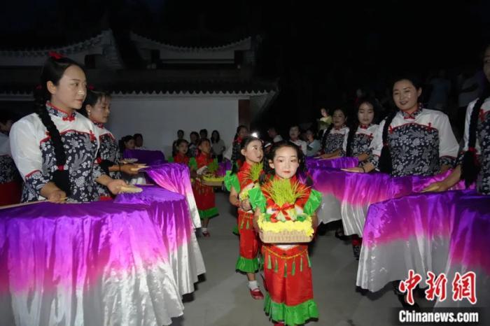 甘肅省西和縣姜席鎮(zhèn)晚霞湖畔，當(dāng)?shù)孛耖g舉行盛大的乞巧儀式。魏朵朵 攝