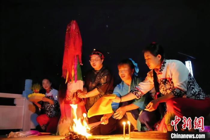持續(xù)七天八夜的乞巧節(jié)正在西漢水上游的甘肅省西和縣進(jìn)行。西和縣姜席鎮(zhèn)晚霞湖畔，民眾“巧頭”點(diǎn)蠟、炷香、焚裱紙、跪拜，準(zhǔn)備將“巧娘娘”請(qǐng)進(jìn)院。魏朵朵 攝