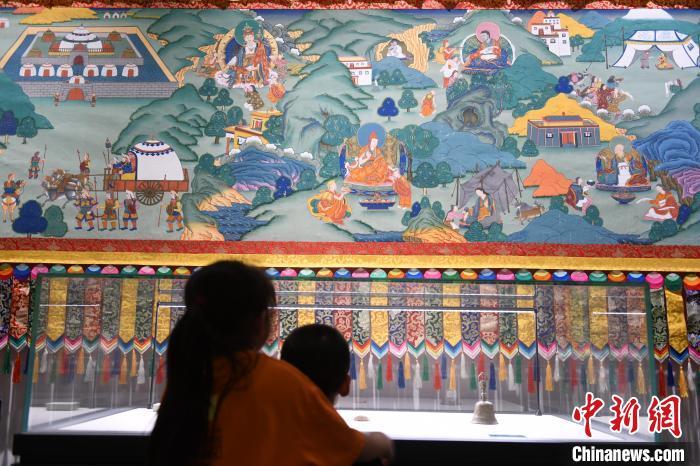 8月20日，兩名小觀眾參觀大型歷史題材卷軸唐卡“涼州會(huì)盟”?！〈魑牟?攝
