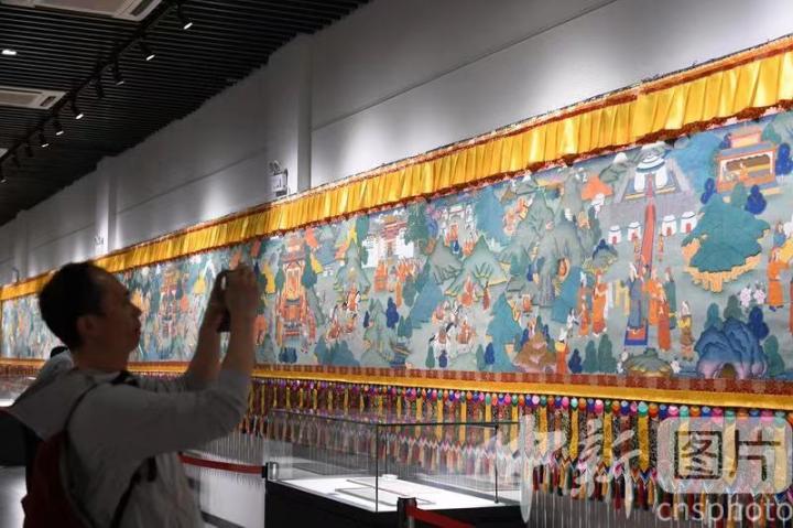 圖為觀眾觀看唐卡《涼州會(huì)盟》。 中新社記者 戴文昌 攝