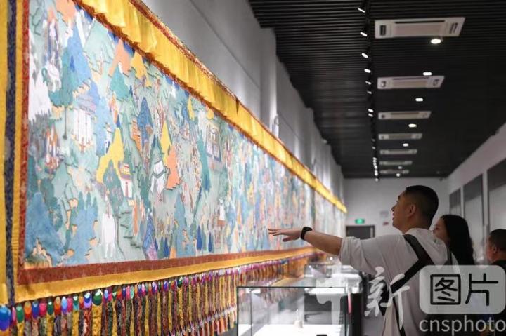 圖為觀眾參觀唐卡《涼州會(huì)盟》。 中新社記者 戴文昌 攝