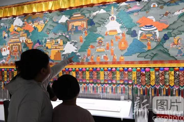 圖為觀眾觀看唐卡《涼州會(huì)盟》。 中新社記者 戴文昌 攝