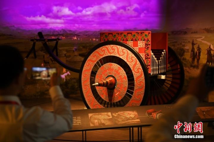 8月16日，甘肅省天水市張家川回族自治縣馬家塬車輿博物館內(nèi)，游客拍攝等比例的戰(zhàn)國西戎車輿復(fù)制品。