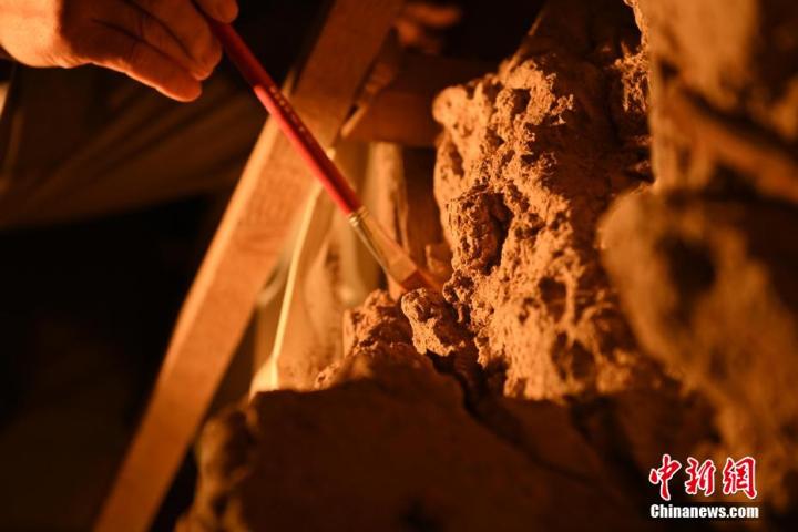 8月25日，文物修復(fù)師牟常有進(jìn)行文物修復(fù)工作。