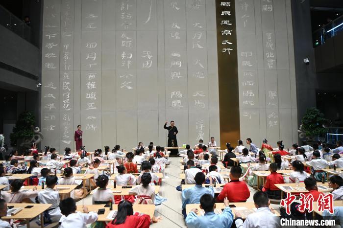 圖為9月7日，甘肅簡(jiǎn)牘博物館開館儀式在蘭州舉行，小朋友們學(xué)習(xí)書寫簡(jiǎn)牘中的文字。　中新社記者 九美旦增 攝