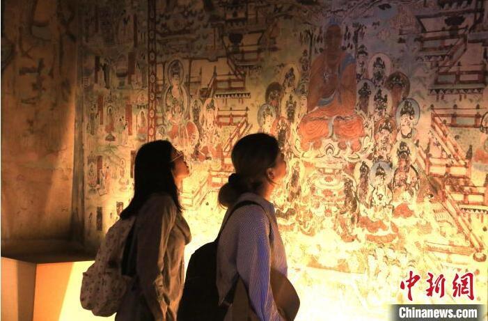 2023年8月27日，游客在甘肅省敦煌市博物館參觀文物展。張曉亮 攝(資料圖)