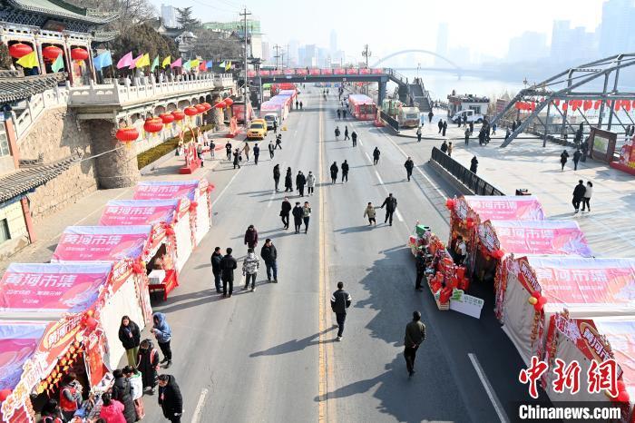 1月30日，蘭州黃河畔的年貨集市吸引顧客選購年貨。九美旦增 攝</p><p>
