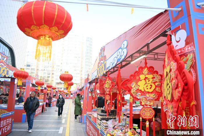 1月30日，蘭州街頭琳瑯滿目的年貨吸引顧客選購。九美旦增 攝</p><p>
