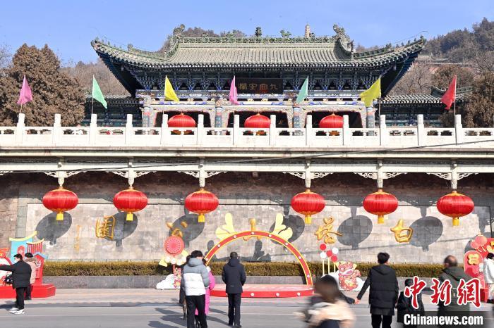 1月30日，裝扮一新的蘭州白塔山公園節(jié)日氛圍濃厚。九美旦增 攝</p><p>