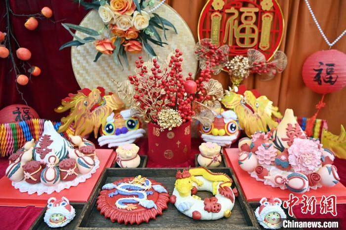 1月25日，春節(jié)臨近，蘭州一花饃店“龍”元素花饃熱銷。圖為展出的“龍”元素花饃。九美旦增 攝