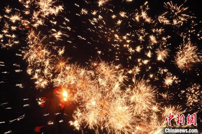灼熱的鐵水在空中迸散。在空中形成“鐵花火雨”的景象，似天女散花，似群星漫天，如夢如幻，美不勝收。侯奇志 攝</p>
<p>
