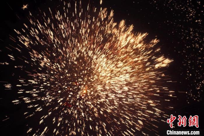 據(jù)悉，“花”與“發(fā)”諧音，取“打花打花，越打越發(fā)”之意?！按蜩F花”不僅蘊含著人們祈福納祥的美好愿望，也展現(xiàn)了民間生鐵冶煉傳統(tǒng)技藝的工匠精神。侯奇志 攝