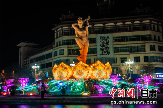 2024年春節(jié)期間，敦煌市中心盤旋路上的反彈琵琶燈組。王斌銀 攝