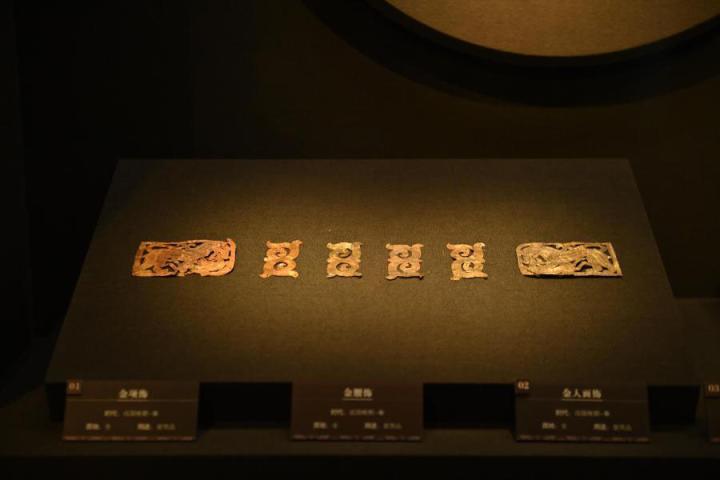 張家川縣馬家塬車輿博物館展陳的馬家塬遺址出土的金項飾、金腰飾、金人畫飾等。李亞龍 攝　　