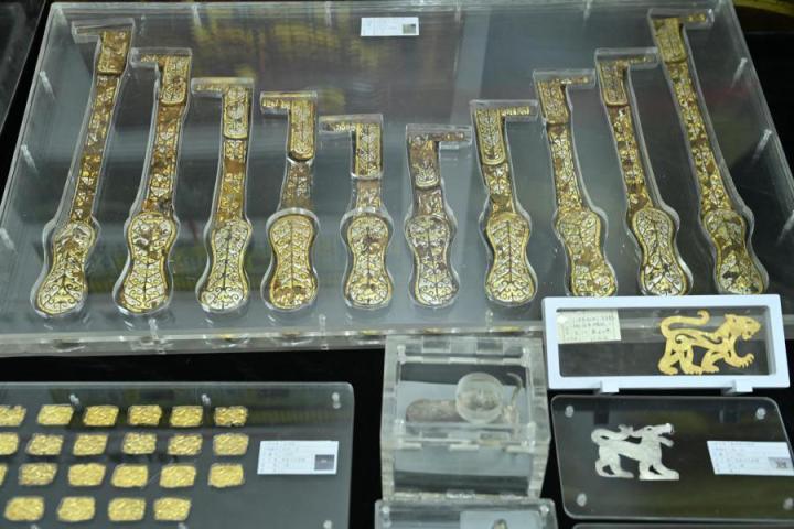 張家川馬家塬出土的金帶飾、大角羊、人形鉛俑及狼形銀車輿飾等文物。