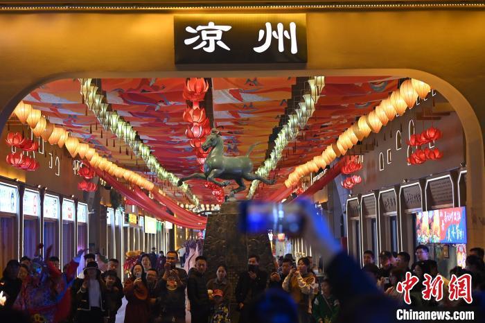 圖為游人拍攝煥然一新亮相的街區(qū)。李亞龍 攝</p>
<p>