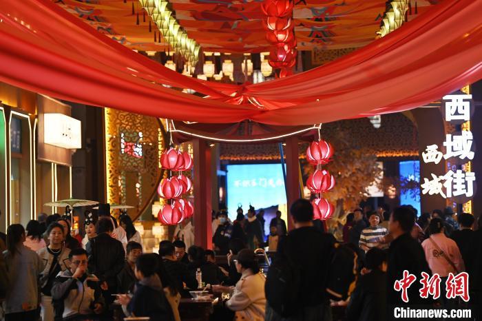 圖為街區(qū)現(xiàn)場(chǎng)游客絡(luò)繹不絕。李亞龍 攝</p>
<p>