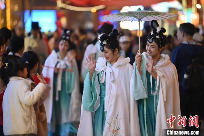 圖為街區(qū)人員著傳統(tǒng)服飾與游人互動(dòng)。李亞龍 攝</p>
<p>