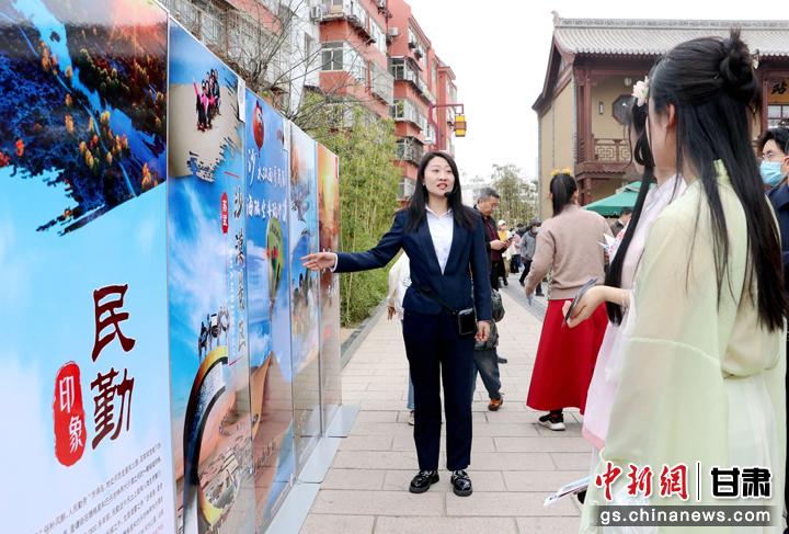 3月下旬，民勤縣在天水啟漢樓廣場(chǎng)舉行推介會(huì)，宣傳本地旅游資源和農(nóng)特優(yōu)產(chǎn)品。圖為工作人員向游客介紹民勤自然風(fēng)光、歷史文化。馬愛(ài)彬 攝