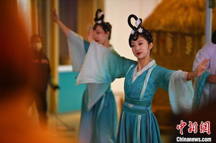 圖為工作人員進(jìn)行舞蹈表演。李亞龍 攝</p><p>