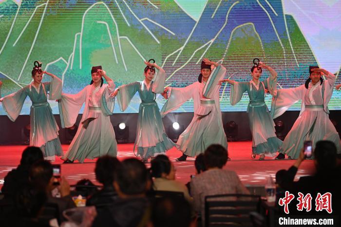 圖為工作人員進(jìn)行舞蹈表演。李亞龍 攝