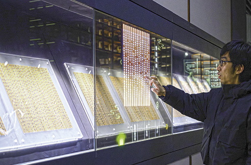 3月6日，工作人員在荊門市博物館新館內(nèi)楚簡(jiǎn)展廳展示使用互動(dòng)裝置。新華每日電訊記者　胡競(jìng)文