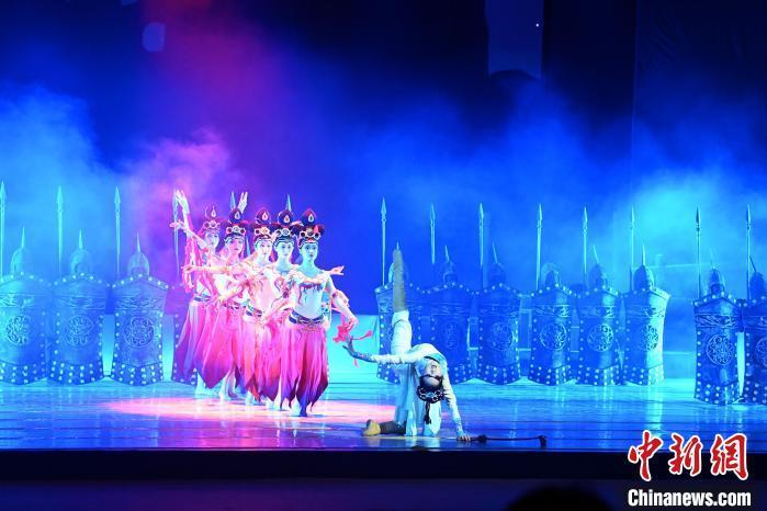 2023年2月18日，蘭州歌舞劇院創(chuàng)排的大型舞劇《大夢敦煌》?！　【琶赖┰?攝