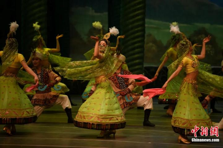 2024年2月23日晚，中國經(jīng)典舞劇《絲路花雨》在甘肅蘭州演出恭賀新春。李亞龍 攝