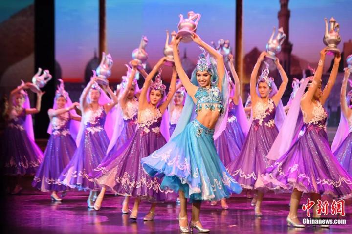 《絲路花雨》外國演員在波斯酒舞中領(lǐng)舞。楊艷敏 攝